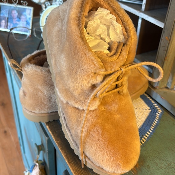 Uggs POPULAR! Plush Neumel NWOT - Picture 2 of 5